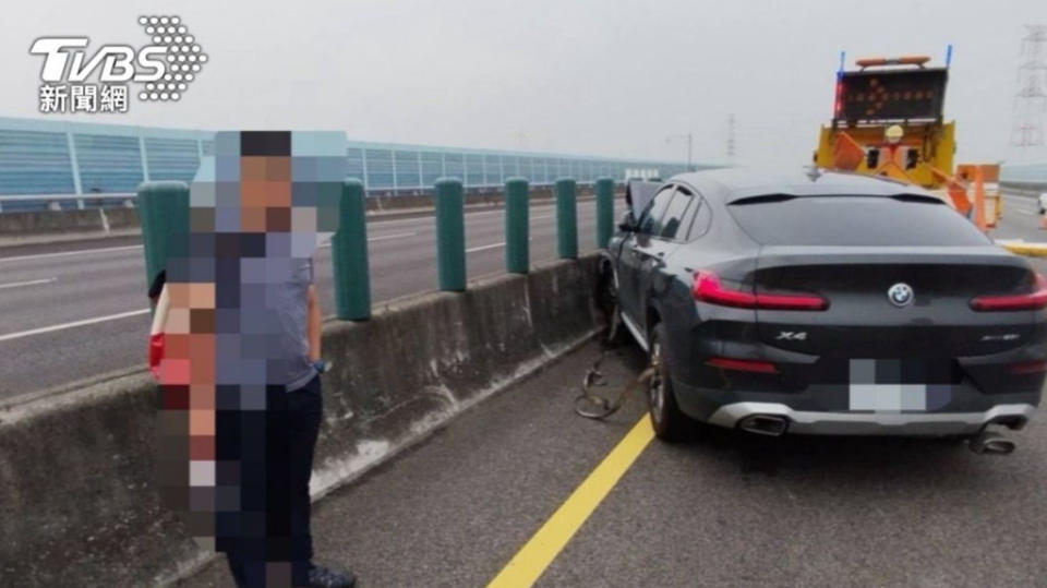 BMW車頭近乎全毀，所幸無人員傷亡。(圖片來源 / TVBS)