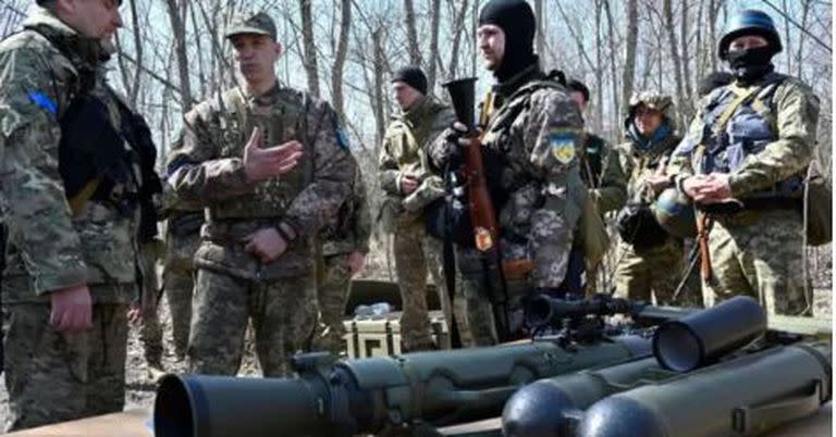 Soldados ucranianos recibiendo instrucciones