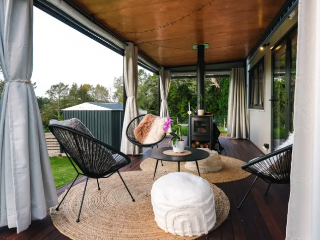 Die Terrasse lädt zum Verweilen ein.  - Copyright: Living Big In A Tiny House