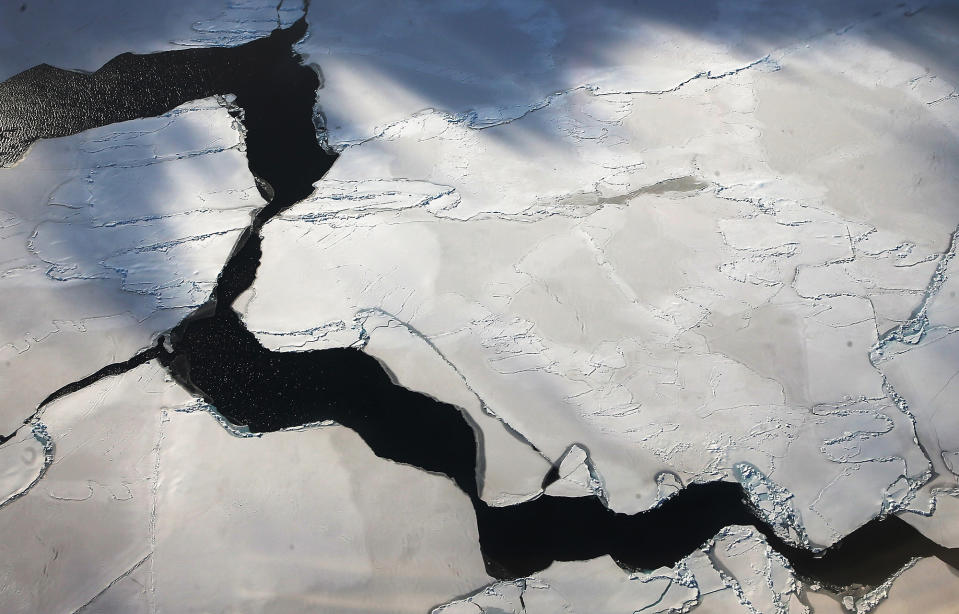 <p>Una vista del hielo flotante cerca de la costa de la Antártida Occidental desde la ventana de un avión de la Operación IceBridge de la NASA en un vuelo sobre la Antártida, el 27 de octubre de 2016. (Foto: Mario Tama/Getty Images) </p>