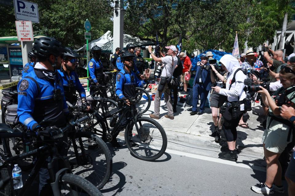 La policía de Miami en bicicleta acordona una zona debido a un artefacto sospechoso cerca del juzgado federal de los Estados Unidos Wilkie D. Ferguson Jr. (Getty Images)