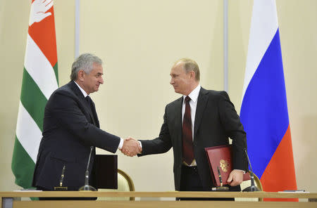 Russian President Vladimir Putin (R) shakes hands with Abkhazia's President Raul Khadzhimba during a signing ceremony at the Bocharov Ruchei state residence in Sochi November 24, 2014. REUTERS/Alexei Druzhinin/RIA Novosti/Kremlin