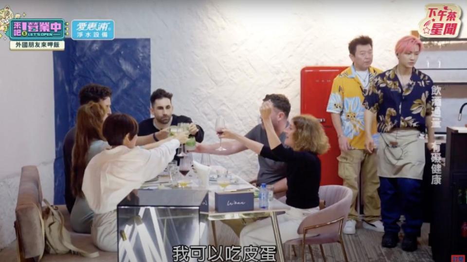 節目邀請外國來賓到「老屋」用餐。（圖／翻攝《來吧！營業中》節目片段）