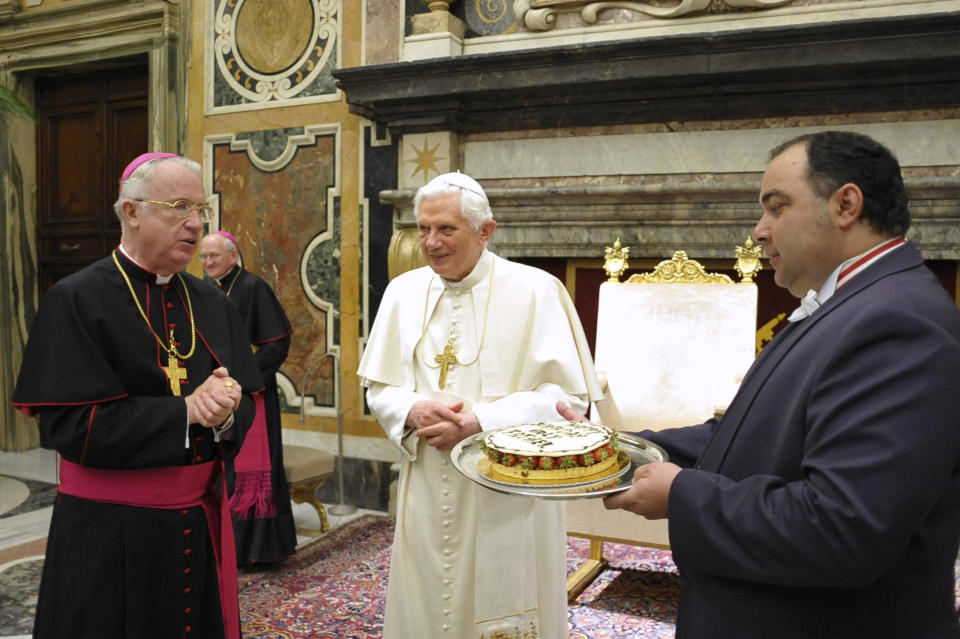 El Papa Benedicto XVI recibe un pastel de cumpleaños en su 83 cumpleaños por el Obispo Michael J. Bransfield (Izquierda) en el Vaticano el 16 de abril de 2010. REUTERS / Osservatore Romano