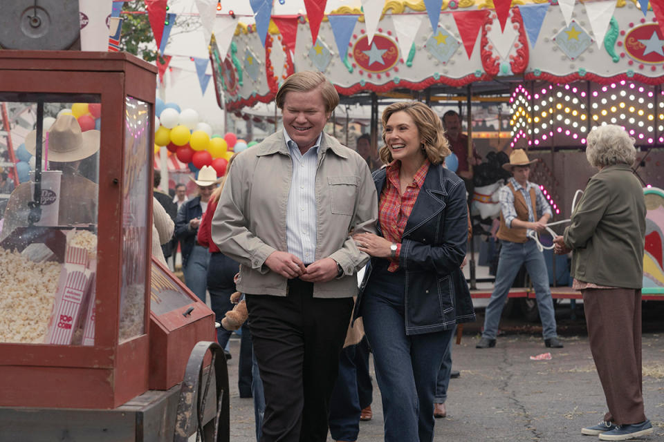 Jesse Plemons y Elizabeth Olsen en 'Amor y muerte' (Love and death), cortesía de HBO Max