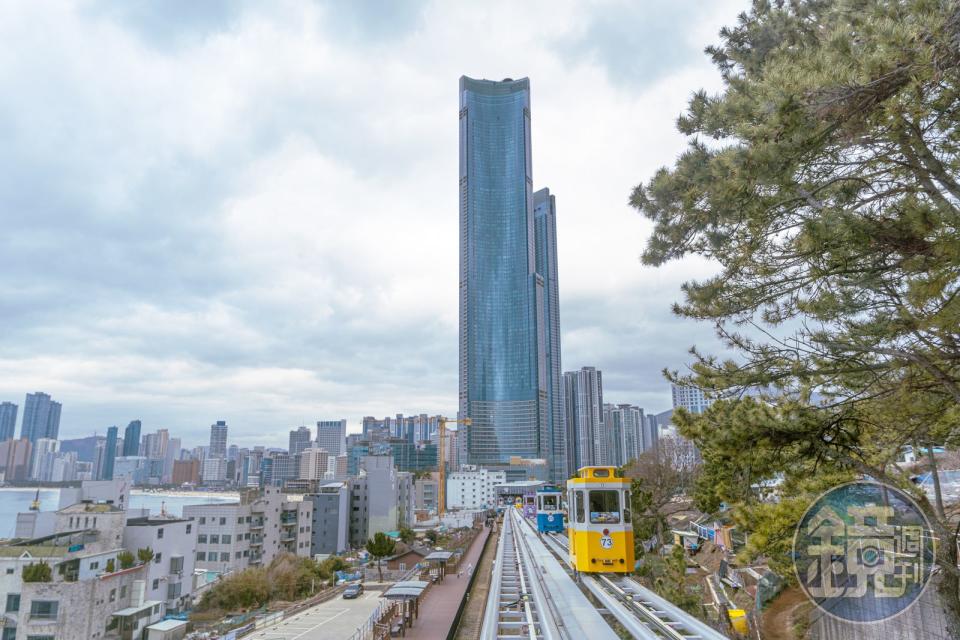 出發後往後看，便是海雲台的摩登大樓景觀。