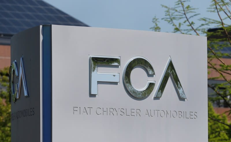 FOTO DE ARCHIVO: El logotipo de Fiat Chrysler Automobiles en su sede central en Auburn Hills