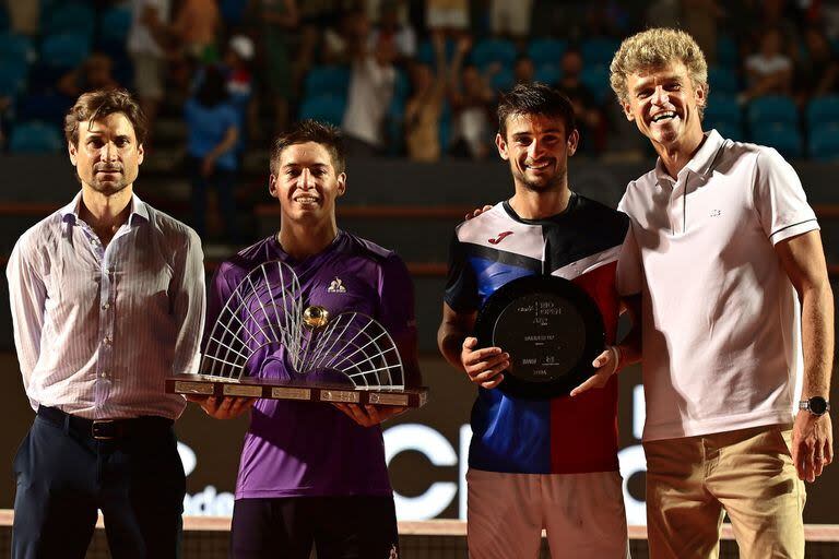 Báez, el campeón de Río, Navone, el finalista, en la premiación con dos figuras: David Ferrer y Guga Kuerten