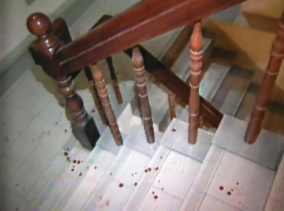 吳妻負傷從公寓5樓逃出，鮮血在樓梯間沿路滴下。（東森新聞提供）