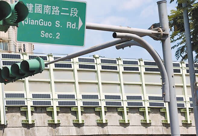 台北市環保局打造全國首座高架橋隔音牆太陽光電系統，在隔音牆裝輕薄型太陽能光電板，發電供橋下清潔隊空調使用達到節能目的。（本報資料照片）