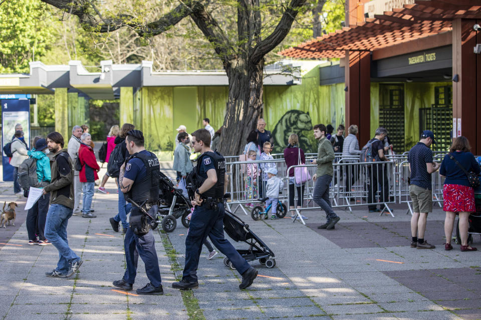 BERLIN, GERMANY - APRIL 28: Police past by as visitors line up to enter the Zoo Tierpark on April 28, 2020 in Berlin, Germany. The aquarium, animal houses and playgrounds will remain closed for the time being. (Photo by Maja Hitij/Getty Images)