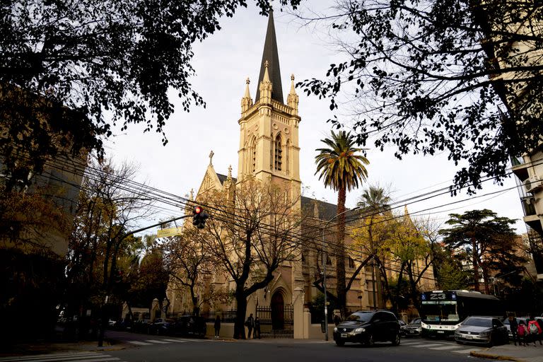 La Iglesia de la Santa Cruz, ubicada en el barrio de San Cristóbal, fue uno de los lugares de reunión de las Madres de Plaza de Mayo y donde secuestraron a una de las monjas francesas