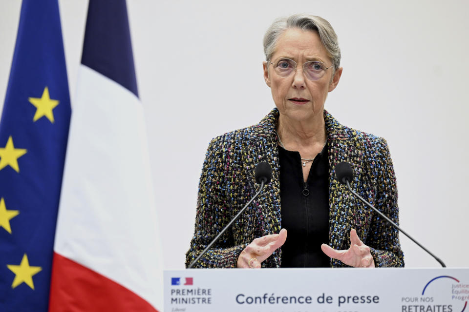 La primera ministra francesa Elisabeth Borne pronuncia un discurso durante una conferencia de prensa en París, el martes 10 de enero de 2023. (Bertrand Guay, Pool vía AP)