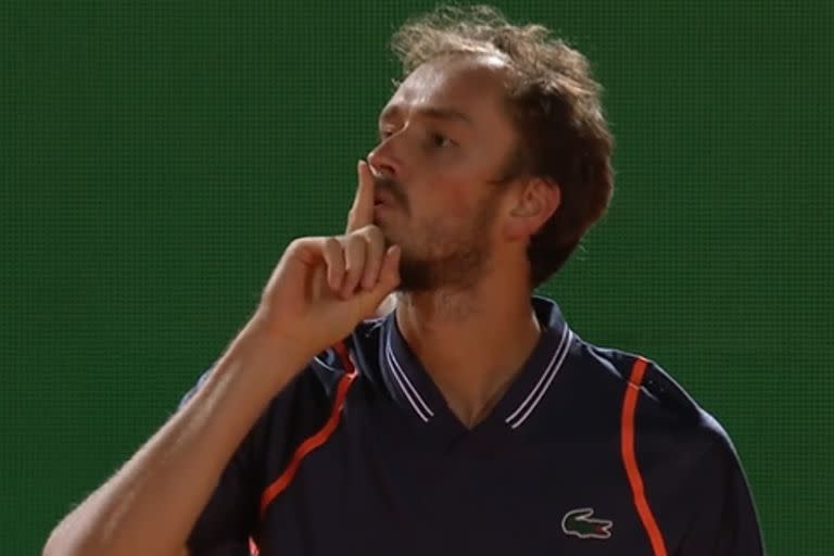 La reacción de Daniil Medvedev con el público, tras quebrar el saque de Zverev y empezar a reencauzar el partido