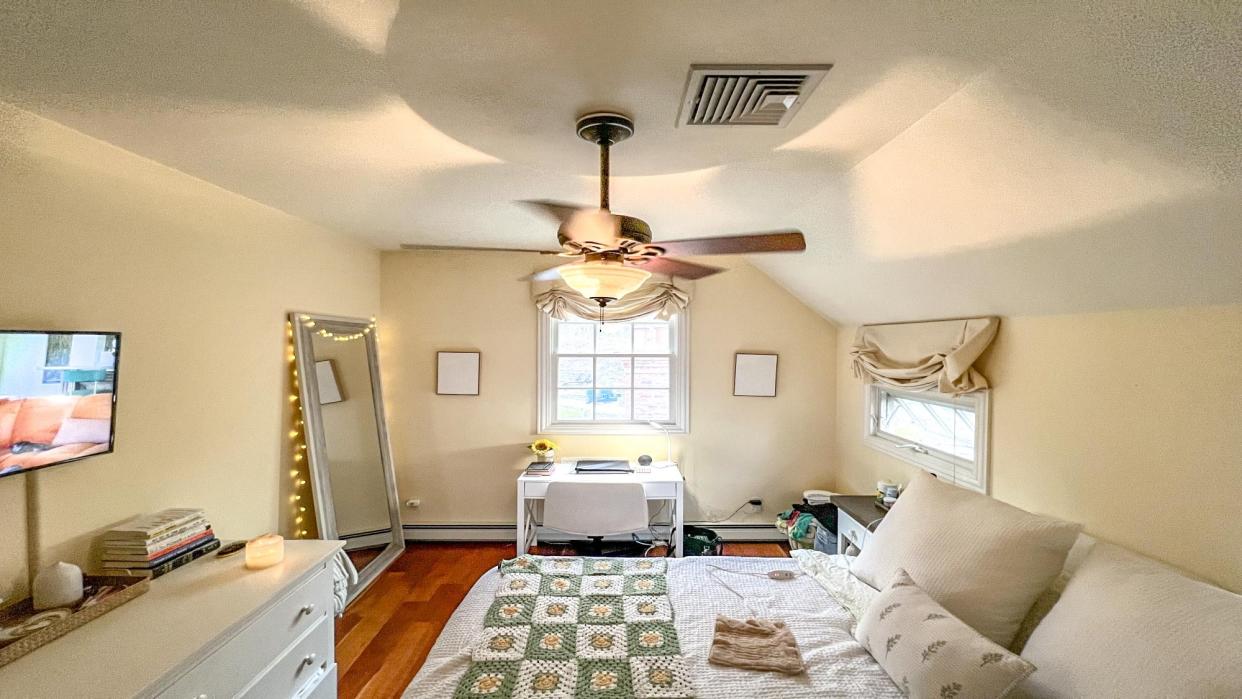  Smart bedroom with smart plugs and lights. 