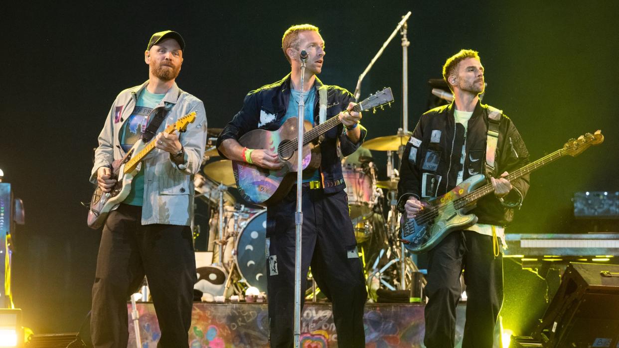 Coldplay tocando en el festival de Glastonbury, junio 2024