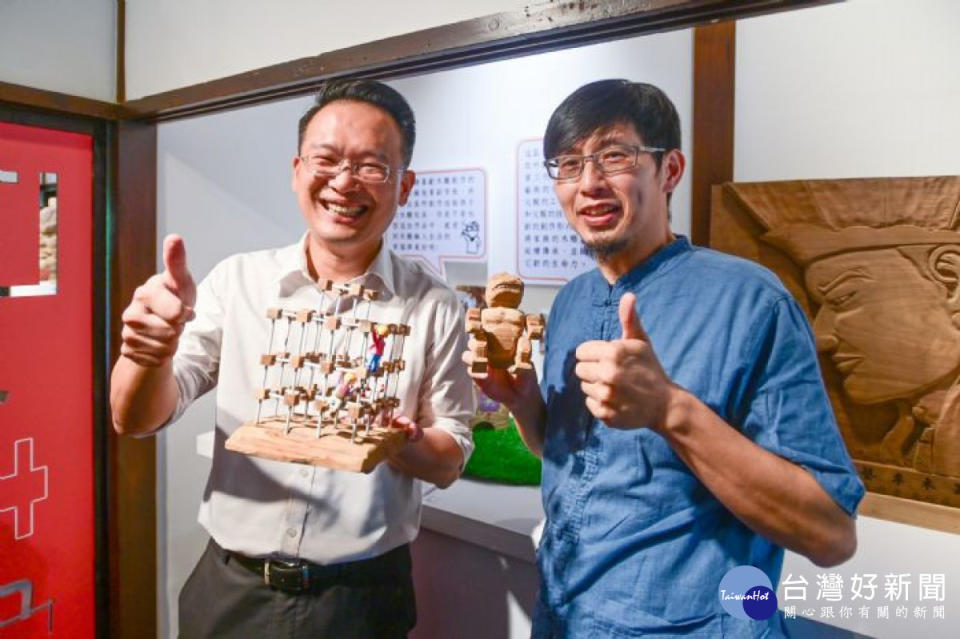 蘇副市長與策展人吳欣益展出自創的木作玩具。<br /><br />
