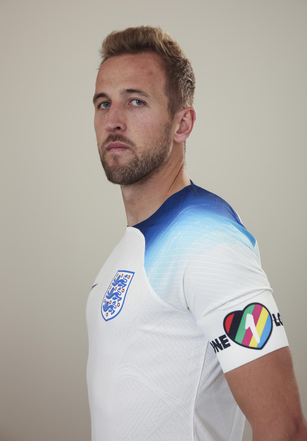 BURTON UPON TRENT, ENGLAND - SEPTEMBER 20: Harry Kane of England wears the OneLove armband, as the England team stands together with 9 other European countries to support season-long campaign for inclusion and against discrimination at St George's Park on September 20, 2022 in Burton upon Trent, England. (Photo by Eddie Keogh - The FA/The FA via Getty Images)
