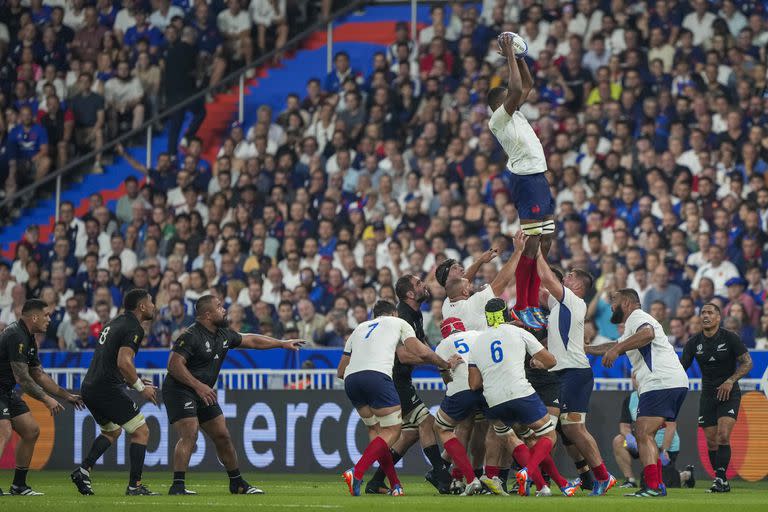 Francia fue claramente superior a All Blacks y se confirmó como fuerte postulante a campeón mundial; mostró que sobrelleva la presión de la localía y del entusiasmo de la gente.