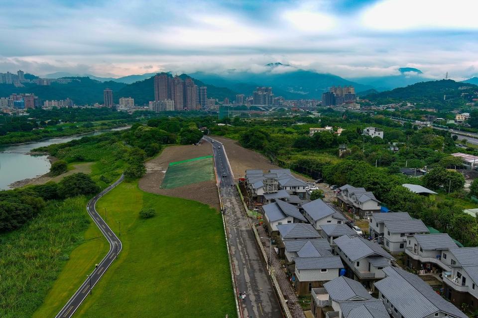 新設堤防完成後串聯前後道路。   圖：新北市水利局提供