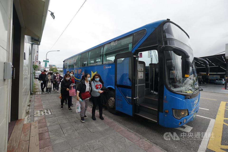 交通部公路總局今天宣布，春節期間推出國道客運孝親專案，65歲以上銀髮族可享票價25折優惠。(中央社資料照)