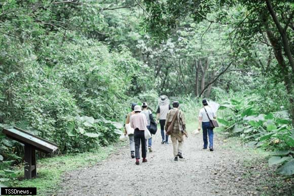 透過走讀濕地，帶領大家開啟濕地藝術與生活的對話。(新北市政府高灘地工程管理處提供)