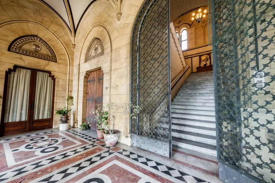 <p>Una gran puerta recibe a los inquilinos al castillo y da entrada a una espectacular escalera de mármol. (Foto: <a href="http://www.italy-sothebysrealty.com/en/buy/luxury-properties-for-sale/acireale-magnificent-castle-dating-back-to-1800-with-private-park-6397.html" rel="nofollow noopener" target="_blank" data-ylk="slk:Italy Sotheby's International Realty" class="link ">Italy Sotheby's International Realty</a>).</p> 