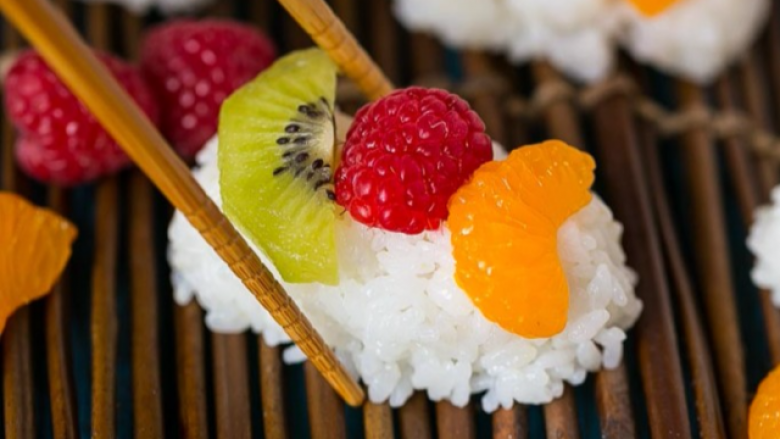 <p>Les sushis sucrés peuvent avoir n’importe quelle présentation. Le sushi simple composé de riz blanc peut être décoré avec des fruits tels que le kiwi ou alors la framboise. Crédit photo : Kellyareilly </p>