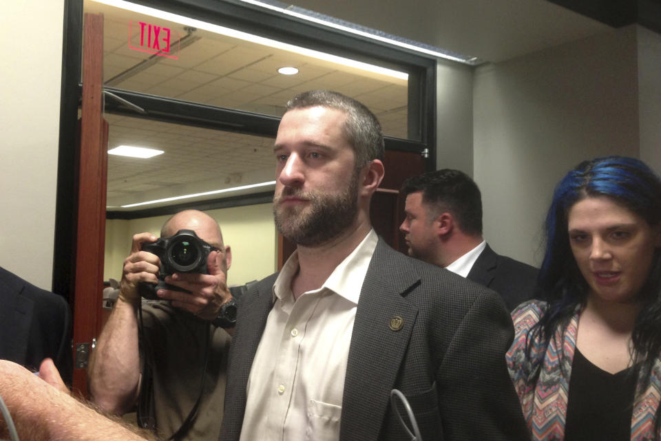 ARCHIVO - En esta foto del 29 de mayo del 2015, el actor Dustin Diamond sale de una corte en Port Washington, Wisconsin, tras haber sido condenado de dos cargos menores derivados de una pelea en un bar en 2014. Diamond comenzó un tratamiento de quimioterapia tras ser diagnosticado con cáncer, informó su representante. El coprotagonista de "Saved by the Bell" fue hospitalizado a principios de enero de 2021 en Florida. La semana pasada, su equipo reveló que padece cáncer. (AP Foto/Dana Ferguson, Archivo)