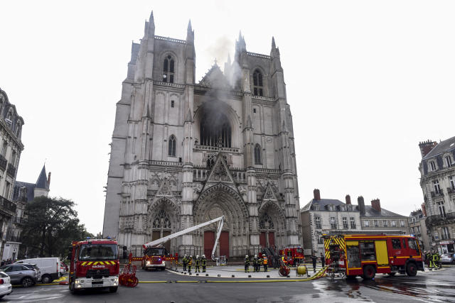 Sur cette photo d’archive, les pompiers sont à l’oeuvre pour éteindre l’incendie de la cathédrale Saint-Pierre-et-Saint-Paul de Nantes survenu le 18 juillet 2020. 
