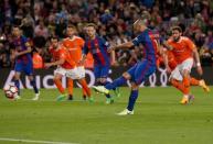 Football Soccer- Spanish La Liga Santander - Barcelona v Osasuna - Camp Nou stadium, Barcelona, Spain - 26/04/17 Barcelona's Javier Mascherano scores a goal from penalty spot. REUTERS/Albert Gea