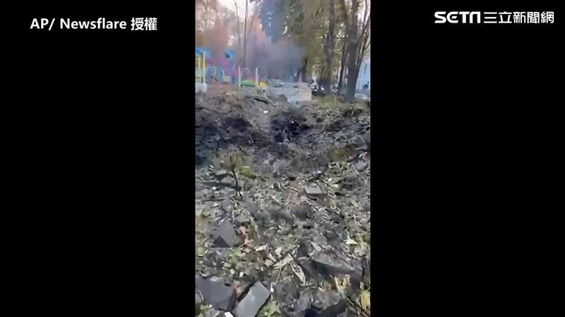  烏克蘭遭到砲擊，路上都是坑洞。（圖／AP／Newsflare授權）