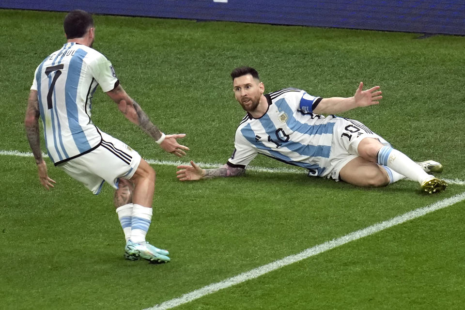 Lionel Messi celebra luego de anotar de penal el primer gol de Argentina en la final de la Copa Mundial ante Francia en el estadio Lusail, el domingo 18 de diciembre de 2022, en Lusail, Qatar. (AP Foto/Christophe Ena)