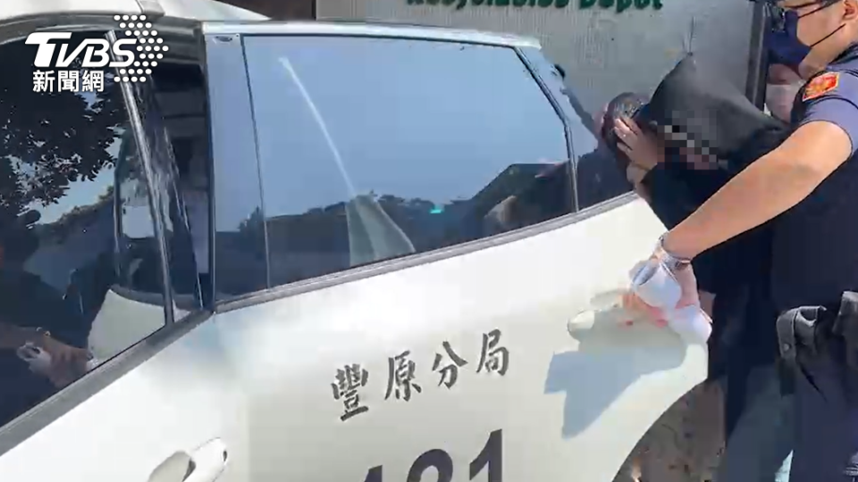 兩名女子快步坐上警車離去。（圖／TVBS）