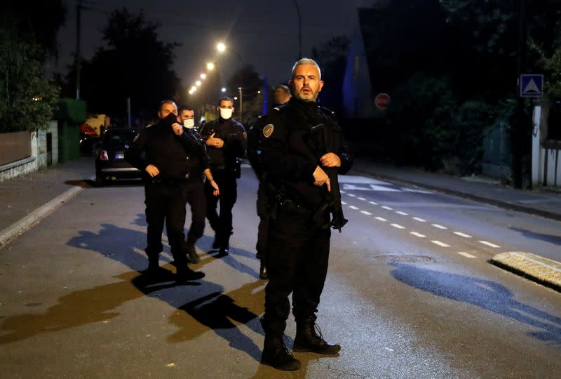 Foto del viernes de agentes de policía asegurando el área cerca de donde un hombre fue apuñalado en el suburbio parisino de Conflans St Honorine