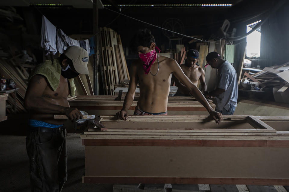 Trabajadores de una funeraria hacen ataúdes en Managua, Nicaragua, el 20 de mayo de 2020 (Inti Ocon/The New York Times)