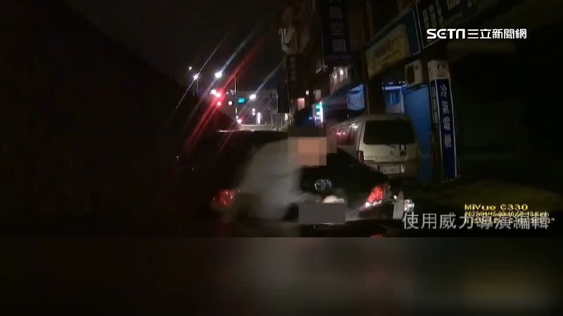 嫌犯見警車急於逃逸。