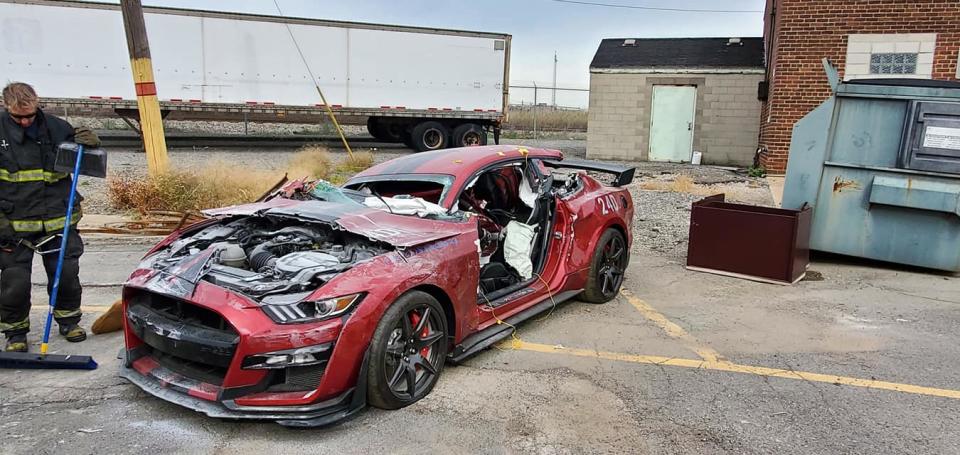 為了練習營救受困乘客，美國消防隊員實地拆解了2020 Ford Shelby GT500 