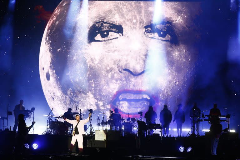 La luna se vistió de Robert Smith durante el show de Gorillaz