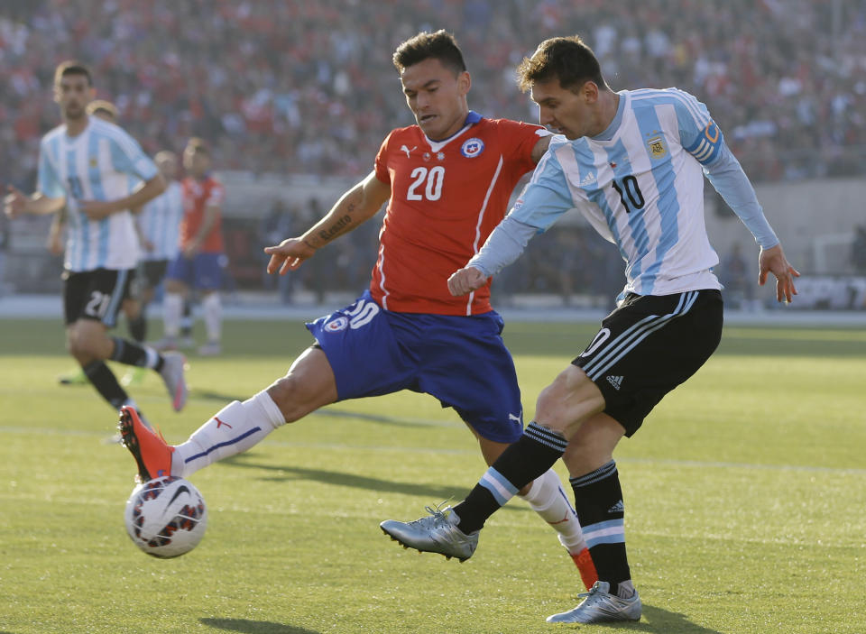 Charles Aránguiz y Lionel Messi, cara a cara en la finalísima de la Copa América 2015.