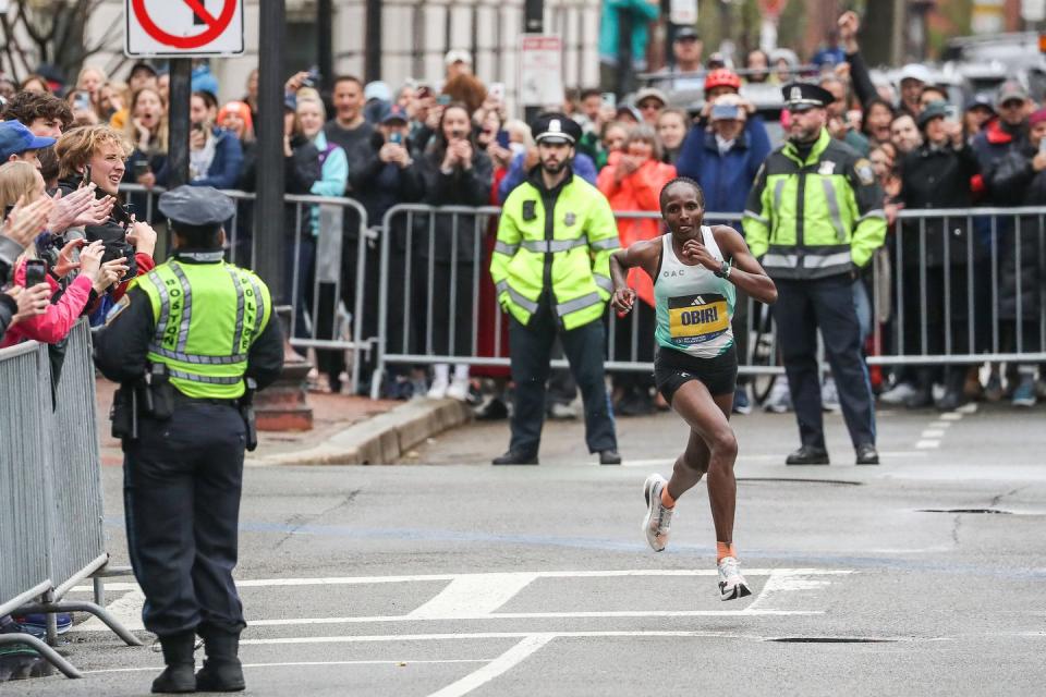 professional women run the 2023 boston marathon