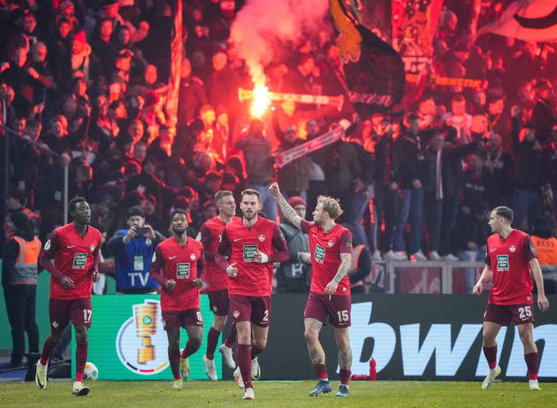 Kaiserslautern's players celebrate scoring their side's third goal during the German DFB Cup soccer match between Hertha BSC and 1. FC Kaiserslautern at Olympiastadion. Soeren Stache/dpa