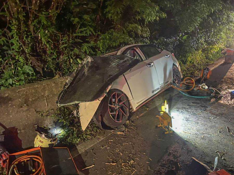 竹東五指山往上坪路上的自撞車禍造成1死4傷。（圖／消防局提供）
