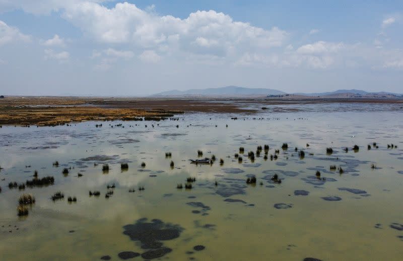 El lago Titicaca se encoge en medio de una sequía extrema, en Isla Cojata