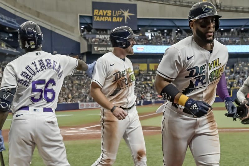 First Baseman Yandy Diaz (R) und die Tampa Bay Rays liegen nun nur noch ein Spiel um den ersten Platz in der American League East.  Dateifoto von Steve Nesius/UPI