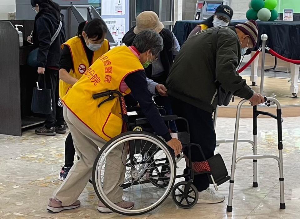 北榮桃園分院門診病患借用輪椅，志工熱心主動協助。圖：北榮桃園分院提供