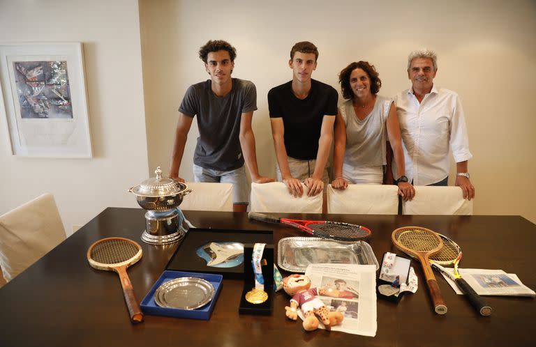 Cuatro de los cinco Cerúndolo, reunidos en una casa que late por el deporte: los tenistas, Francisco y Juan Manuel, y mamá María Luz y papá Alejandro; sólo falta Constanza, con Las Leonas en EE.UU..   