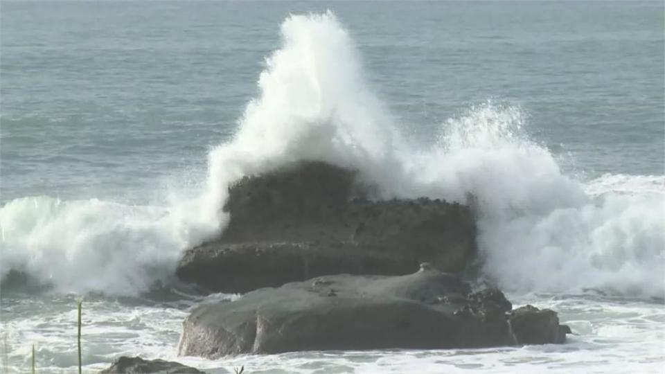 烟花逼近！富岡漁港擠滿船避風浪　漁民怨：何時才能出海？