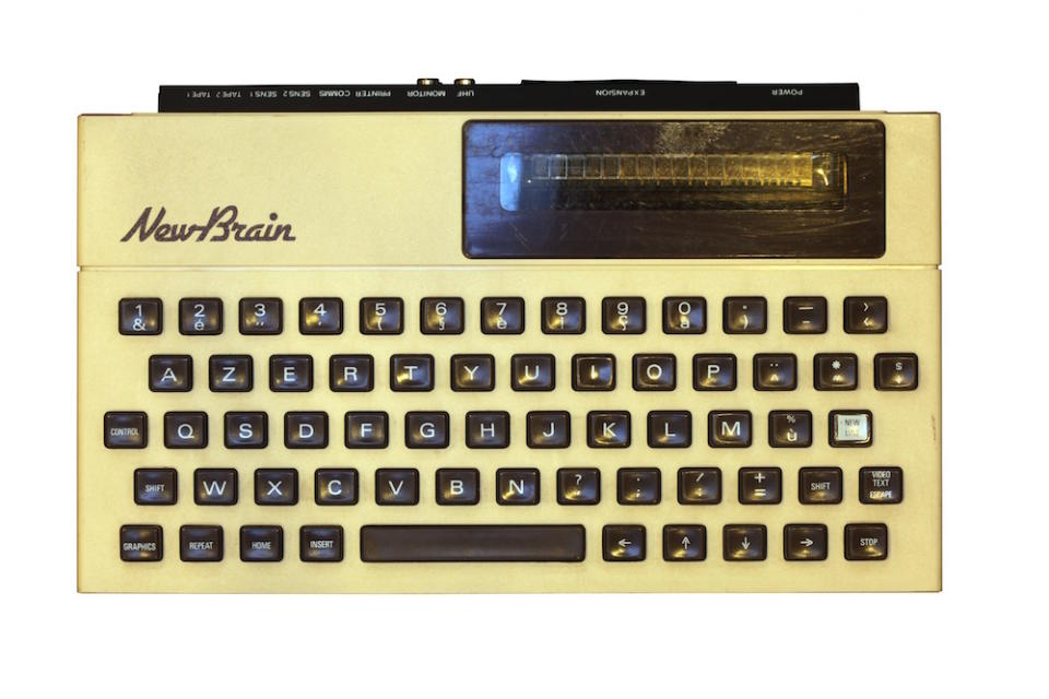 <p>El software original del NewBrain fue pensado como la base para el BBC Micro. Después de que BBC decidiera que Acorn haría su ordenador escolar, la tecnología del NewBrain se vendió a Grundy y finalmente el Grundy NewBrain salió a la venta en 1982 (Rama & Musée Bolo/<em>Wikipedia</em>). </p>
