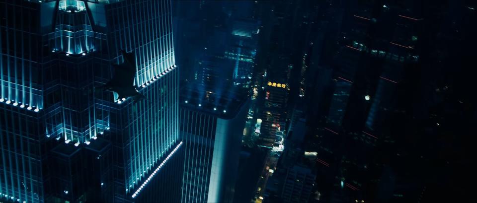 《黑暗騎士》有部分情節為蝙蝠俠擅自闖入香港，炸毀大樓後劫走一名黑道會計。（翻攝自Legendary官方YouTube）